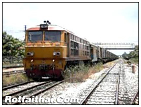Freight 2208 departing Chachoengsao Junction
